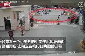 人美心善！男童光着屁股在马路上走，小学生捡到男童立即背起找警察图片