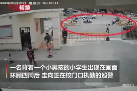 人美心善！男童光着屁股在马路上走，小学生捡到男童立即背起找警察图片