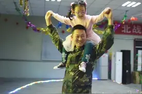 当最可爱的人遇见最可爱的花朵……图片