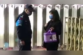 警嫂悄悄来到执勤点 特殊日子送丈夫大“惊喜”……这“狗粮”吃饱了图片