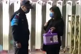 警嫂悄悄来到执勤点 特殊日子送丈夫大“惊喜”……这“狗粮”吃饱了图片
