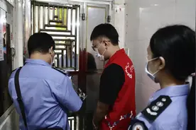 实拍深圳网格员上门核查实际居住人员，市民：利于促进入学公平