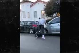 JR史密斯暴打年轻白人：他砸我车玻璃 我揍他屁股图片