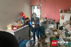 小镇警事丨老人一屋子养了29只流浪狗 民警人性化解决：3只年老犬只留下陪伴图片