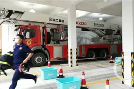 亲子活动刚开始警铃响起！消防员爸爸换装出警看呆宝宝图片