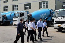 华菱星马党委书记、董事长刘汉如走访北京重卡市场图片