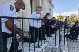 突发！美国各地警察单膝下跪，祈求和解，停止骚乱图片