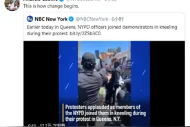 纽约市警察单膝跪地与示威者共同祈祷，州长点赞：改变就是这样开始的图片