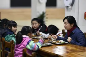 有父母却无人养，让“事实孤儿”也能沐浴阳光图片