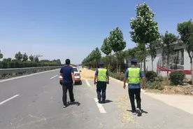 多部门联合清理公路打场晒粮图片