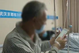 男子频繁尿血 体内取出大“石头”！医生说和这个习惯有关图片