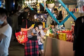 政策松绑“地摊经济”保民生稳就业图片