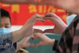 父母用尽全力爱孩子，为何反被嫌弃？图片