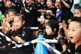 ​高萌来袭！穿警服、坐警车、进警营“解锁”六一儿童节新玩法图片