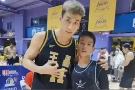 13岁独臂篮球少年火爆全网，5岁遭遇意外，曾被篮球班拒绝！“心，永远都会是身体最强壮的部位”图片