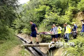 义乌：女子游玩途中晕倒 消防医疗合力跋涉崎岖山路暖心救援图片