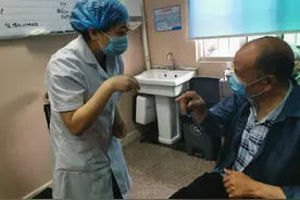 暖心！医生用手语表演情景短剧 指导89岁聋哑老人服药图片