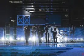 五月天在线演唱会：现场虽然没有观众，但每个座位都有荧光棒图片