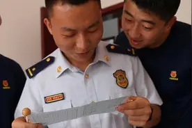小学生给消防员送礼物：祝你们六一快乐视频封面