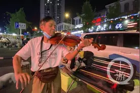 地摊烟火丨十年练摊从未间断 这位七旬老人让音乐在夜市流淌图片