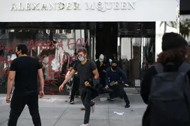 美国骚乱升级，洛杉矶奢侈品店遭洗劫图片