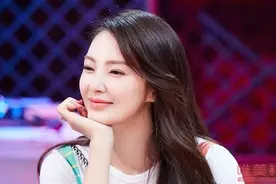 张雨绮穿短裙险走光 蹲地系鞋带画面流出忙喊要走光了图片