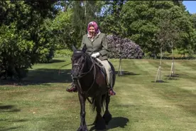 英国防疫封锁后94岁女王首次公开露面，在温莎城堡骑马图片
