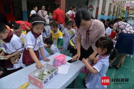 广元昭化：开拓幼儿“跳蚤市场”热闹庆“六一”图片