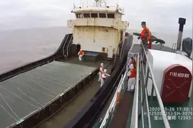 嫌疑船暴力冲撞？ 上海海警强势打击海上走私视频封面