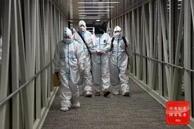 红通人员强涛、李建东被缉捕 身穿防护服遣返回国图片