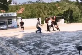 独臂少年打篮球太励志！网友看呆：汗水面前人人平等图片