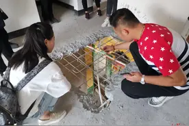 近200万买的新房地面惊现3个大洞 开发商：系打穿楼板维修造成图片