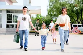 最好的礼物是陪伴 萌娃进军营欢庆“六一”儿童节图片