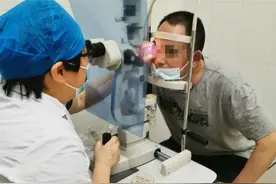 男子长期用洗眼液洗眼致角膜发炎，医生提醒：眼睛不是想洗就能洗图片
