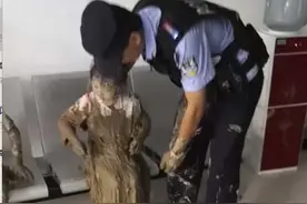 银川俩小女孩掉入泥坑只露出头，路人发现后报警图片