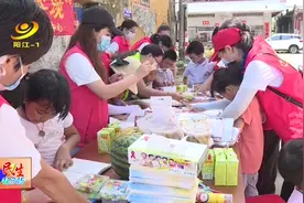 阳江：志愿者帮助留守儿童实现“微心愿”图片