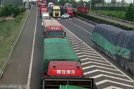 32秒｜危险！小轿车快车道停车、压实线变道，后发大货车纷纷被“吓停”图片