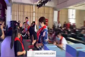 云南文化艺术职业学院举行新队员入队仪式暨“六一”慰问活动图片