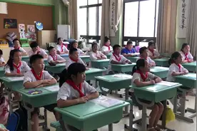 济南中小学陆续开学，不少学校不收作业却“发奖状”图片