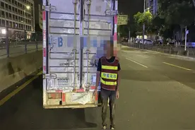 铁牌遮得严严实实，放大号牌清清楚楚！深圳交警：扣留驾驶证及机动车图片
