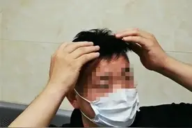 男子向民警热情打招呼，民警摸了摸他的头……暴露了图片