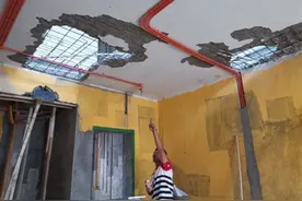 新房地面惊现三个大洞 开发商：系打穿楼板维修造成图片