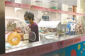 保温箱里的宝宝 爸妈期盼你回家图片