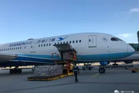 要回国的孩子一个也不能少！厦航延误7小时，客舱却响起了雷鸣般掌声图片