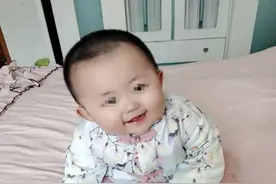 出生时仅两斤，经过80天救治，袖珍宝宝迎来特别儿童节图片