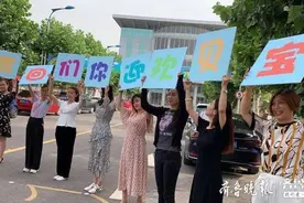 欢迎回来！济南制锦市街一二年级学生返校，老师校门口微笑欢迎图片