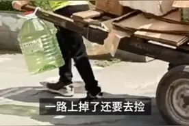 13岁男孩帮爷爷卖废品挣六一礼物：自己挣钱不丢面子图片