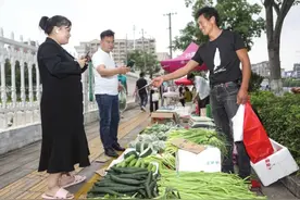 长沙地摊经济火起来了！这个街道下午4点半可摆摊至晚9点，有流动摊贩说收入增加一半图片