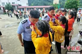 爱心远航广西，厦门边检“六一”扶贫慰问进校园｜爱心厦门图片