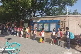 联建小学：对提前到校的小神兽，老师反复叮嘱：“要错峰，明天晚点到！”图片